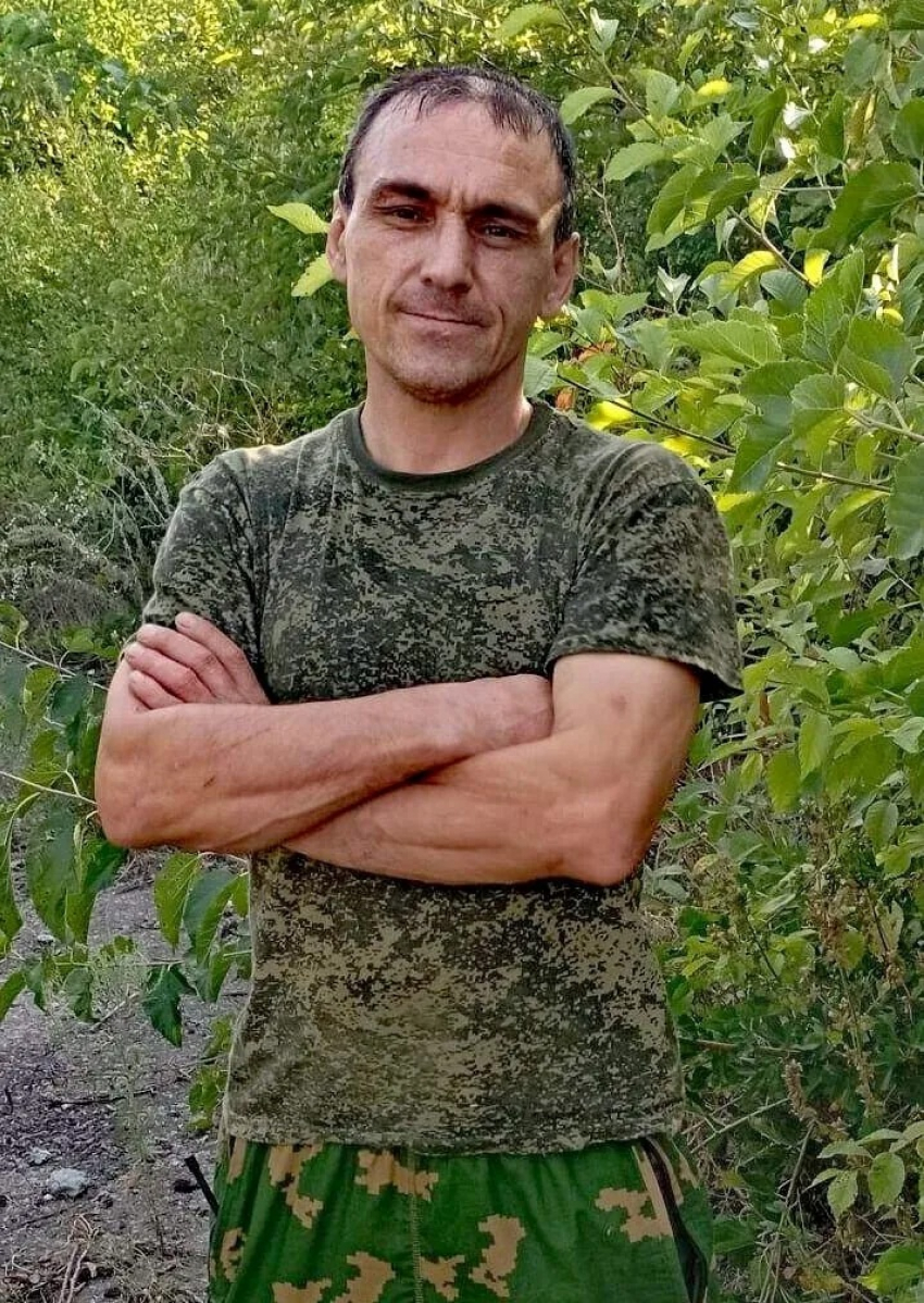 В Камышине проводят в последний путь погибшего в СВО Дениса Коткова