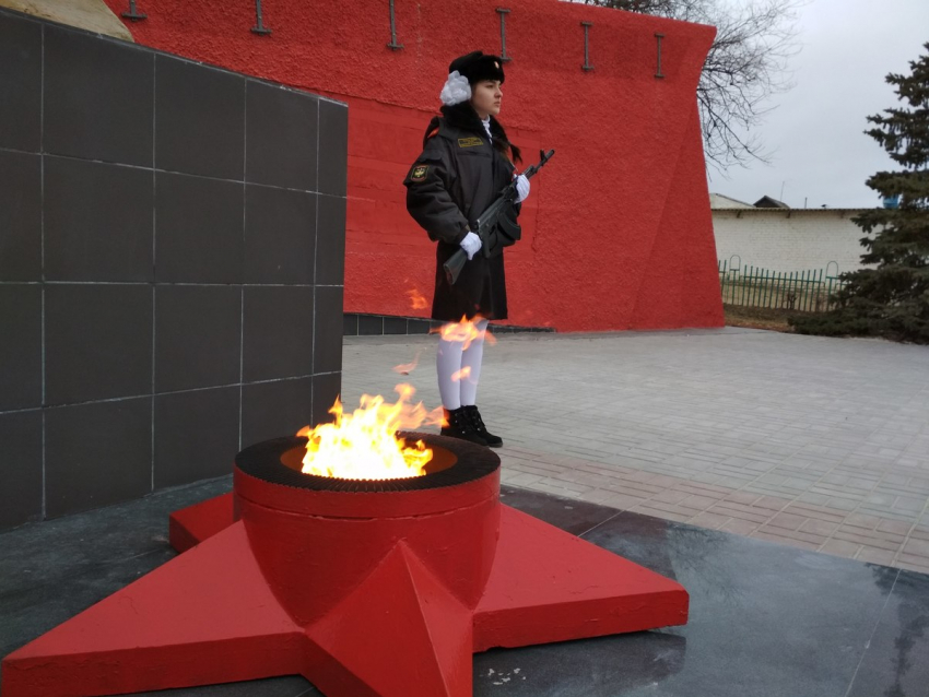 В Камышине в память о неизвестном солдате «включили» вечный огонь