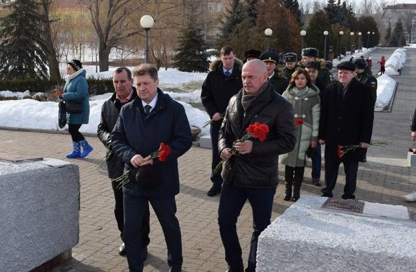 Глава города Станислав Зинченко и депутаты обнажили головы у Вечного огня