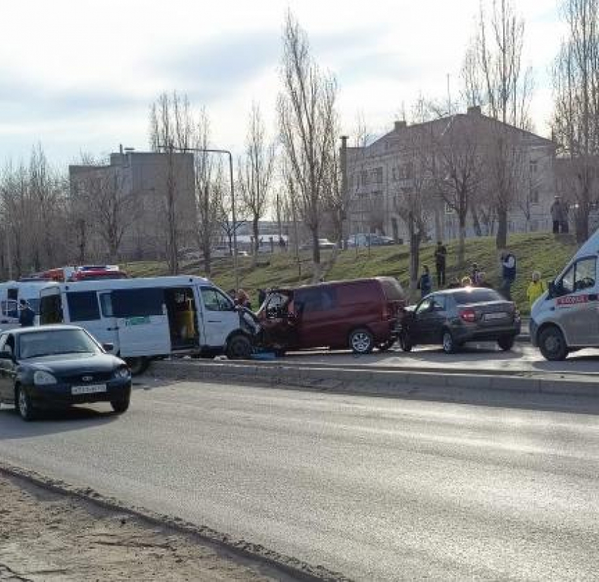 В Камышине на улице Некрасова маршрутка с пассажирами попала в ДТП, вылетев на разделительную полосу и столкнувшись с иномаркой (ВИДЕО)