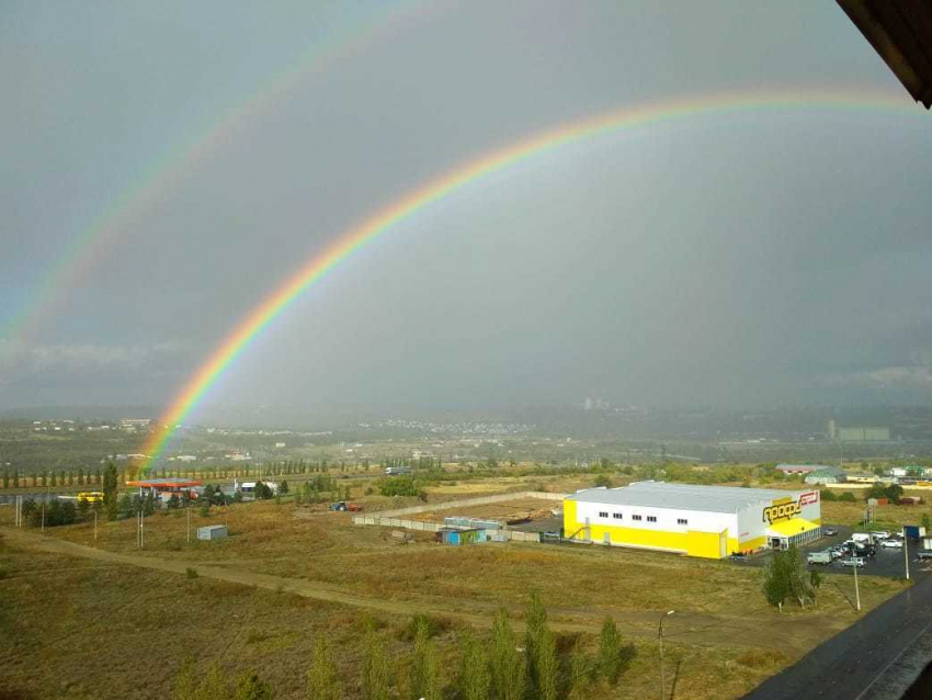 Творческие пользователи соцсетей из Камышина создали оригинальную коллекцию радуг  после вчерашнего дождя
