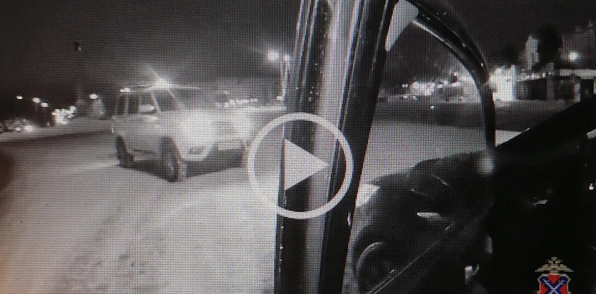 Под Камышином полицейские задержали 71-летнего водителя, пытавшегося «галантно» дать взятку сотруднику Госавтоинспекции (ВИДЕО)