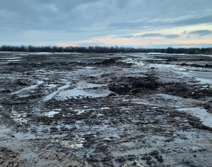 Нефтепровод прорвало в Камышинском районе под Антиповкой