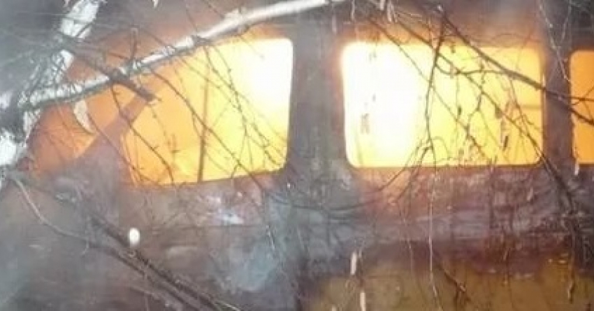 На улице Радищева в городе Камышине загорелся автомобиль