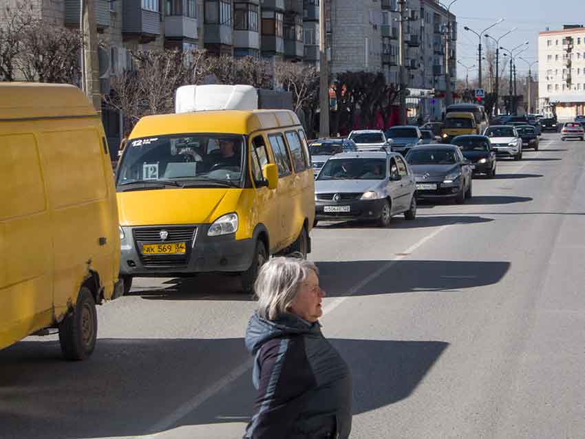 Администрация Камышина объявила, что маршрутки не будут ходить весь апрель с прежними интервалами, а остающимся велела обеззараживать салоны