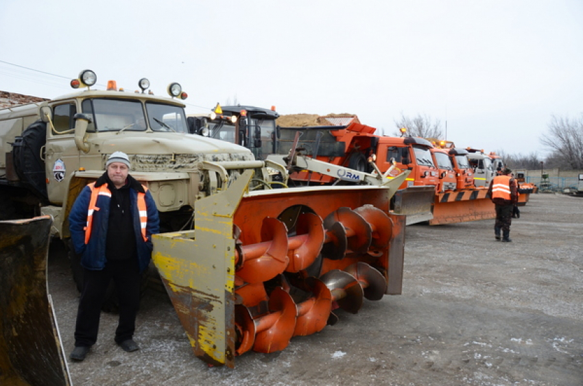 В Камышине провели смотр техники, исключающий недавний снежный «аврал» на границе Камышинского района и Саратовской области