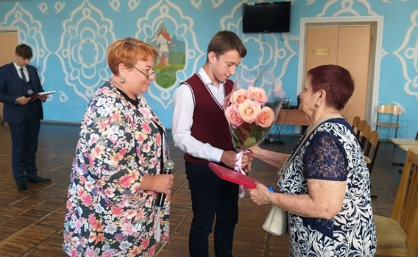 В Камышине в школе №8 для мамы сварщика, а сегодня бойца - участника СВО приготовили розы и дали концерт