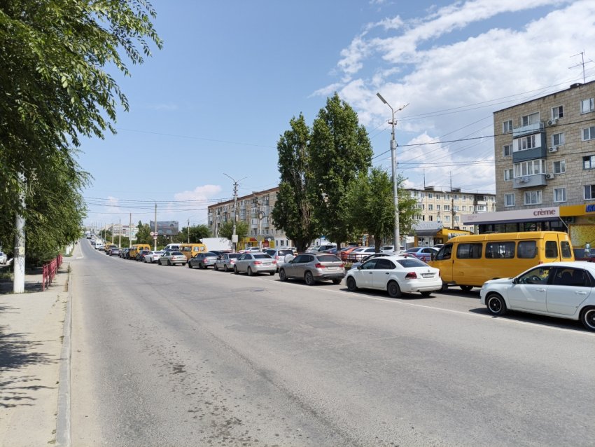В Камышине в разгар дня 9 июля скопилась огромная пробка на Бородинском мосту, полицейские «вручную» регулируют потоки