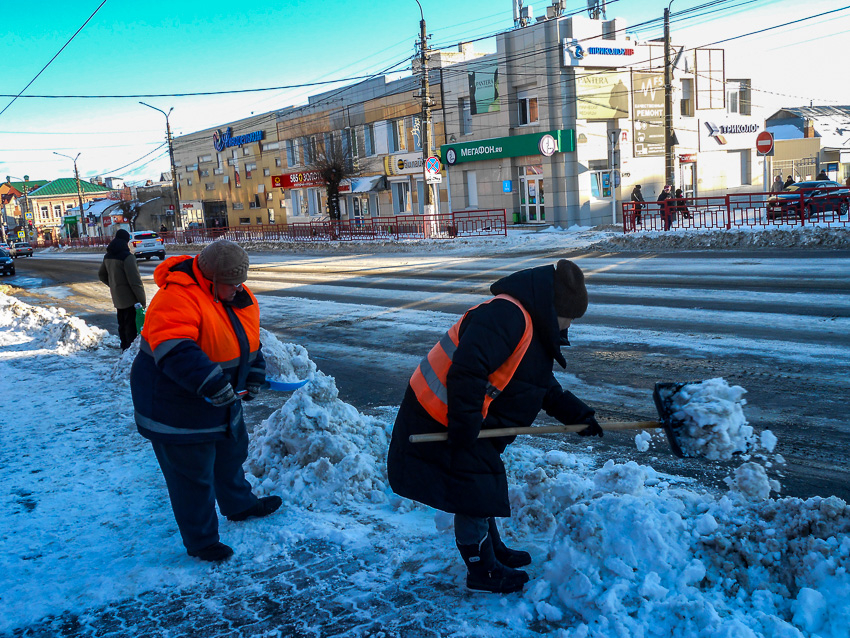 В Камышине муниципальные тракторы и рабочие «Благоустройства» вышли чистить снег на улицах и остановках (ВИДЕО)