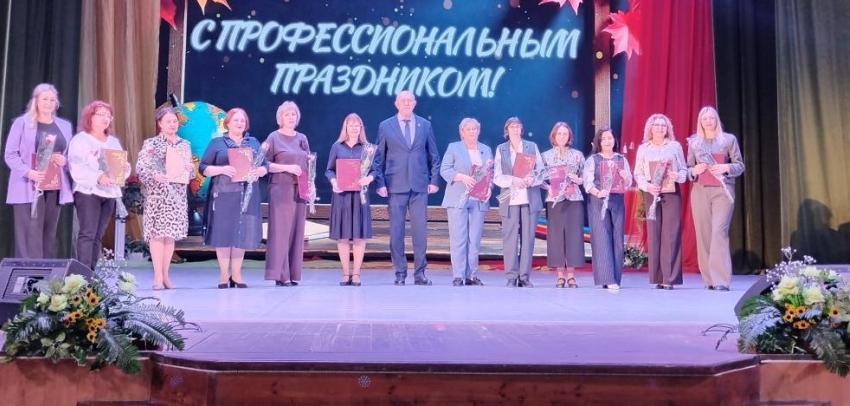 Спикер Камышинской городской думы Владимир Пономарев запечатлелся в «педагогической клумбе"
