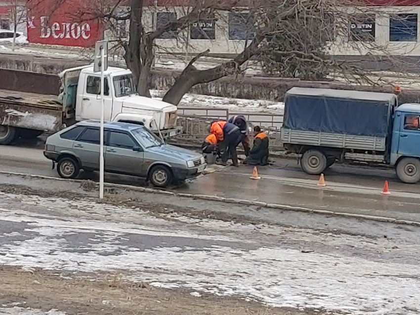 В Камышине на аварийно опасном участке на улице Некрасова устанавливают нового «лежачего полицейского"