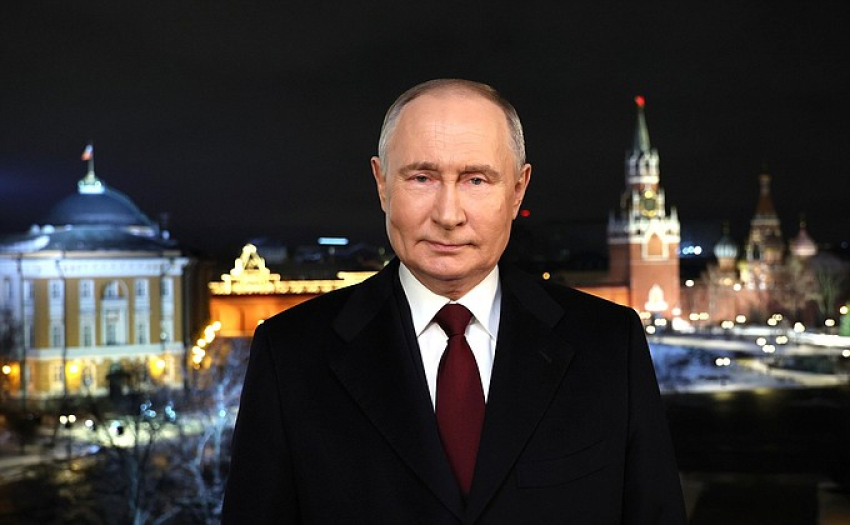 Президент Владимир Путин поздравил россиян с Новым годом у стен Кремля (ВИДЕО)