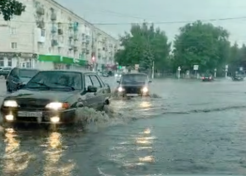 Ливень превратил Михайловку в Венецию (ВИДЕО)