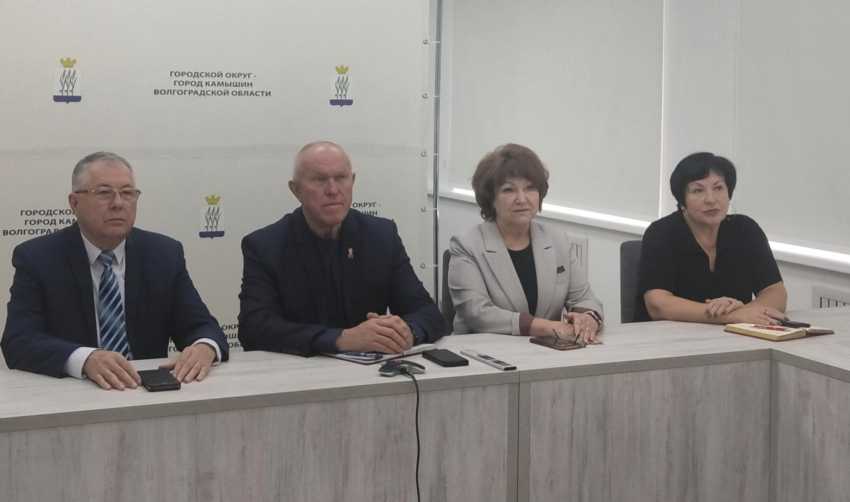 Спикер Камышинской городской думы Владимир Пономарев доложил горожанам, что он, депутат и две чиновницы «через монитор» вникали в направления бюджетной политики региона