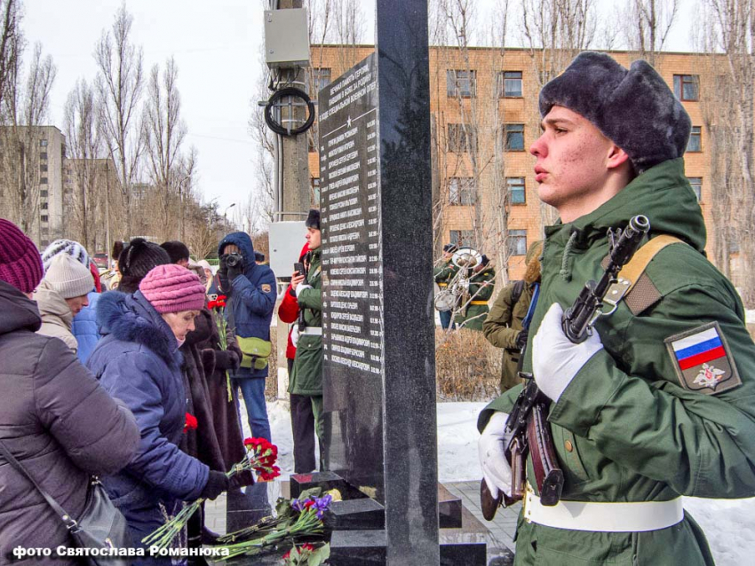 Почему на плитах нового памятного знака нет имен парней-камышан, недавно погибших в СВО: разве они не достойны увековечения не потом, а сейчас? - камышанка