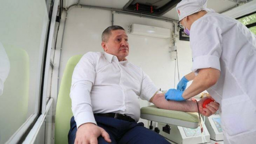 Губернатор Андрей Бочаров сдал кровь для участников СВО, последует ли этому глава Камышина?