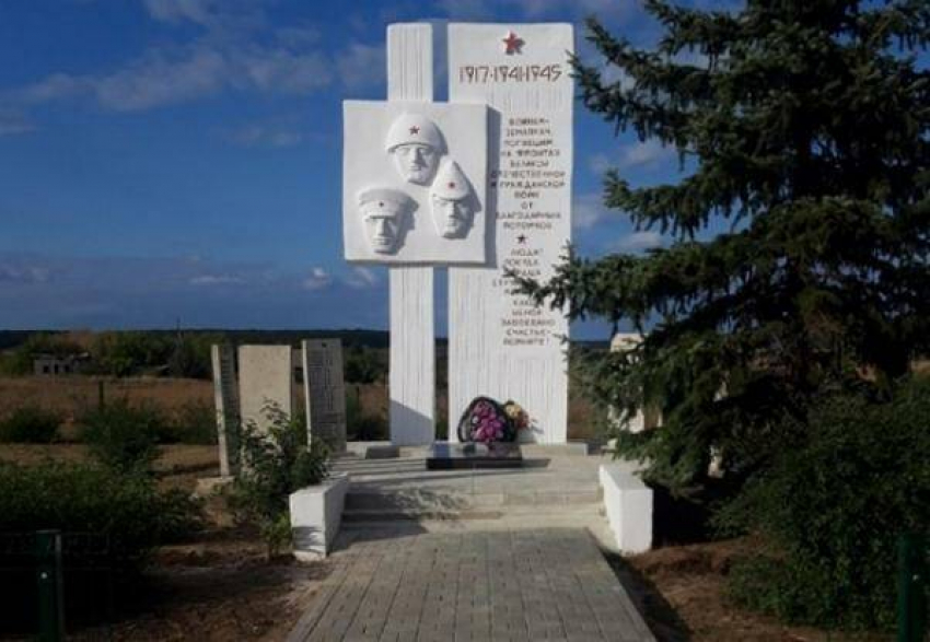В Камышинском районе отремонтировали  многострадальный памятник героям Великой Отечественной