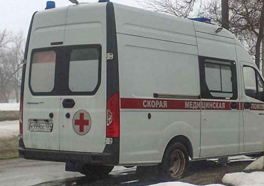 На автодороге между Жирновском и Камышином «девятка» врезалась в эвакуатор, двое изранены