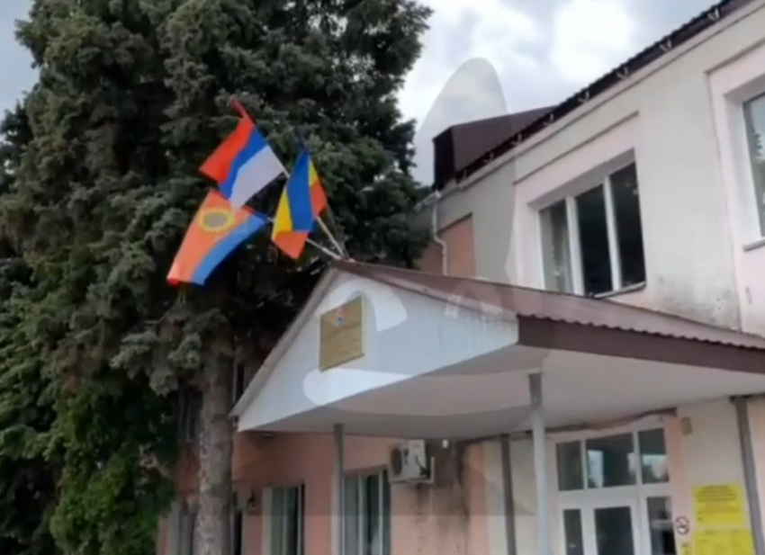 Телеграм-канал Ксении Собчак обнаружил в Волгоградской области перевернутый российский флаг на здании администрации (ВИДЕО)