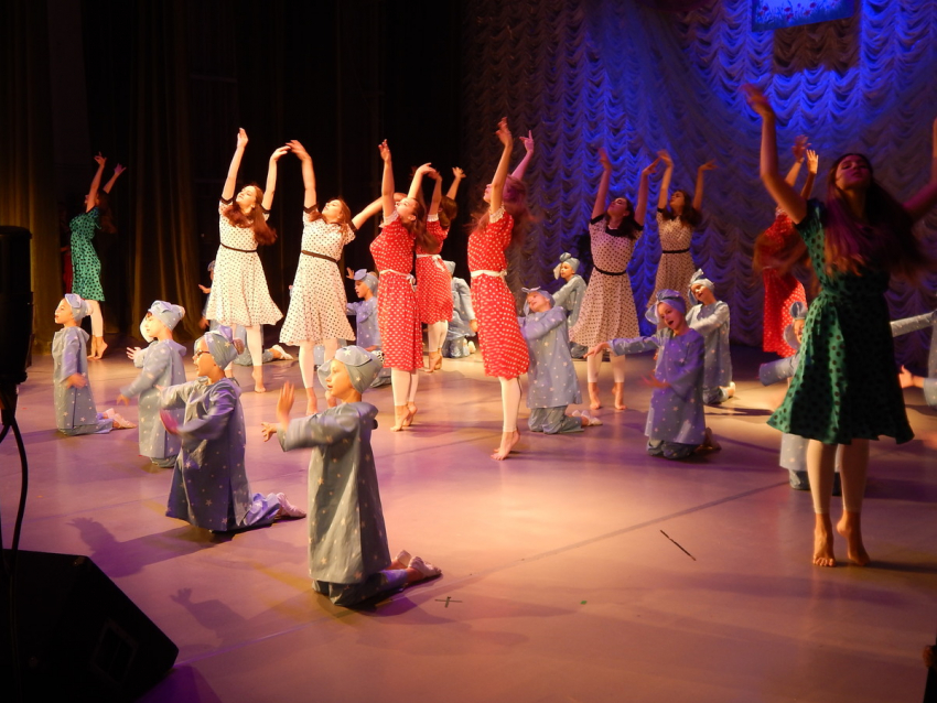 В Камышине в ДК «Текстильщик» зрители смотрели весь концерт стоя, в проходах, потому что  всем не хватило мест