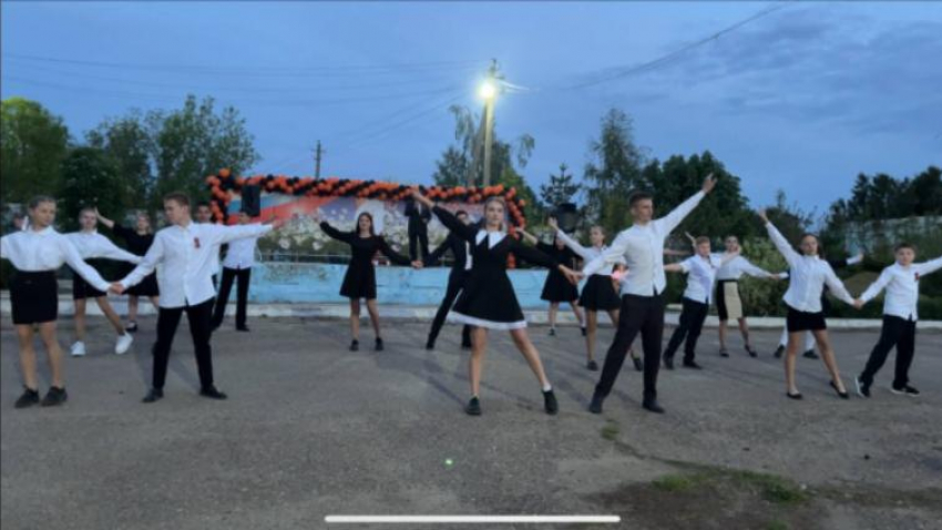 В селе Семеновка Камышинского района в честь Победы станцевали вальс и отпустили в небо белые шары