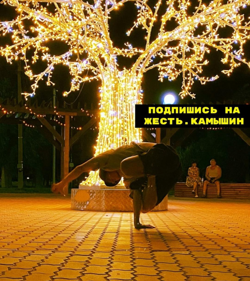 Камышан под электрическим деревом на набережной развлекают местные брейкеры