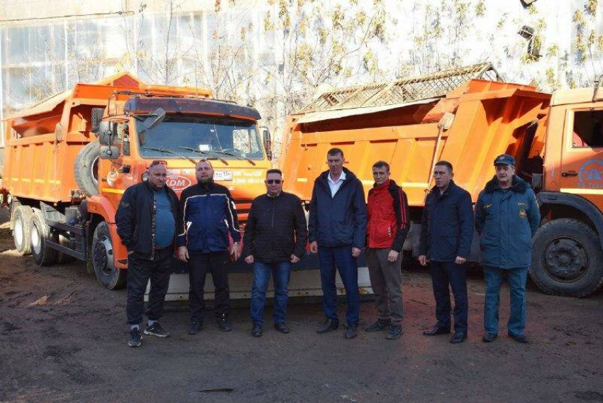 Заместитель главы администрации Камышина Дмитрий Резвов проинспектировал технику, которая будет работать на зимних трассах