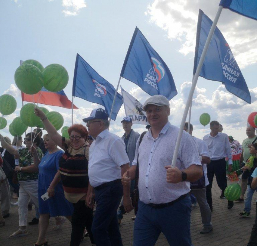 На ленте новостей Камышинской городской думы появилось официальное сообщение о шествии депутатов с партийными флагами - в разделе «Деятельность"