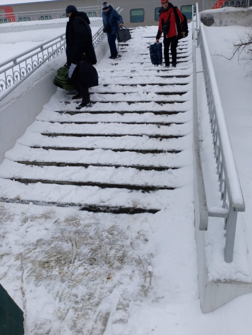 В Камышине пассажирам московского поезда по заснеженной лестнице на железнодорожном  вокзале можно съезжать на чемодане, как на санках! - камышанка