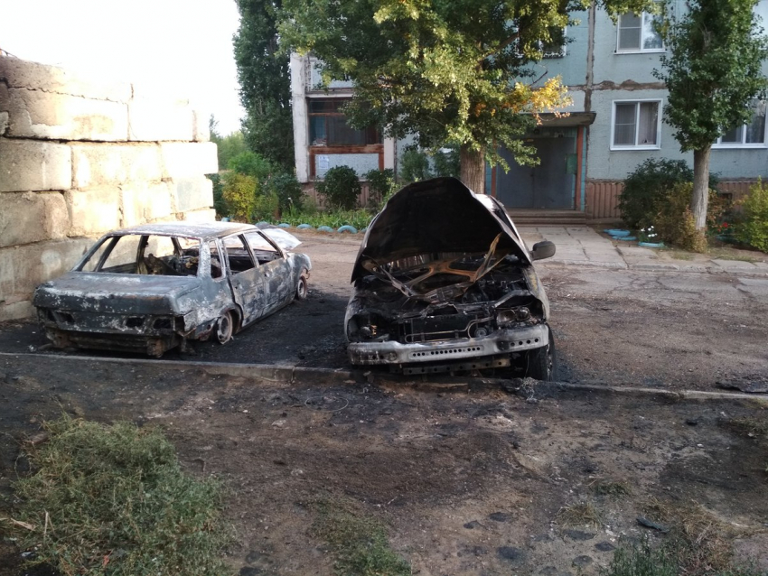 Минувшей ночью на улице Базарова в Камышине на парковке у дома сгорели сразу три автомобиля