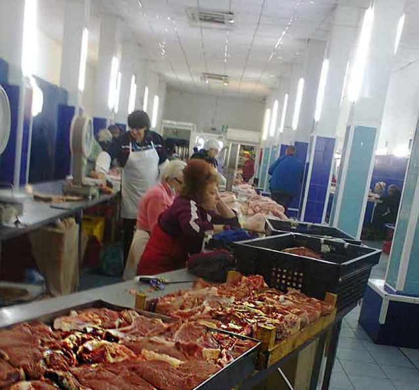 В Камышине из-за дороговизны мяса перекупщики на центральном рынке стали продавать его под заказ