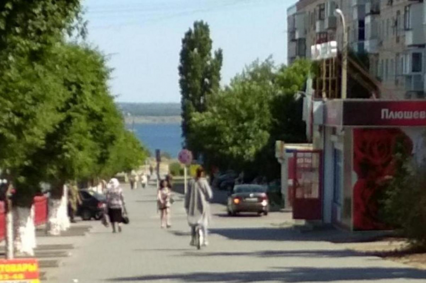 В Камышине по улице Ленина катается девушка «на колесе"