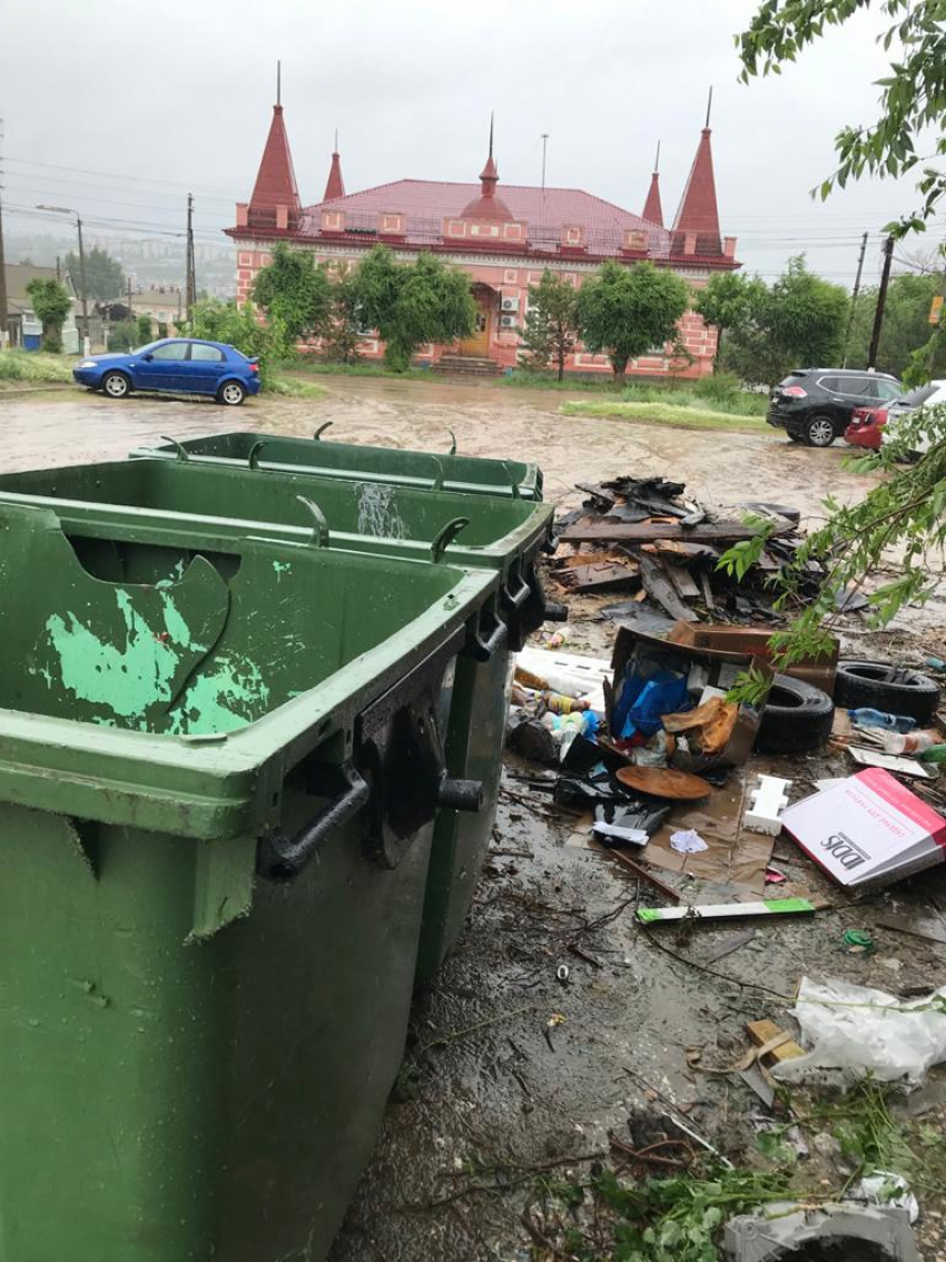Камышане устанавливают «авторство» свалки старых покрышек во дворе дома на улице Зеленой и критикуют городские власти