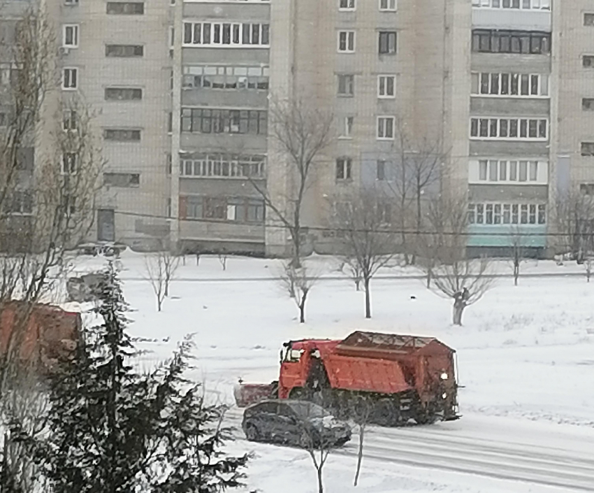 Метель заставила поработать дорожников камышинского «Благоустройства» в ночную смену