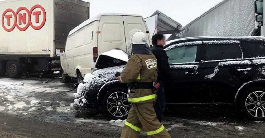 Вчера, 23 марта, во время снегопада на трассе между Камышином и Волгоградом случилась «куча-мала» из-за ДТП, есть раненые (ВИДЕО)