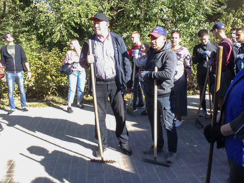 В Камышине слуги народа из городской думы показали, что они не «белые воротнички"