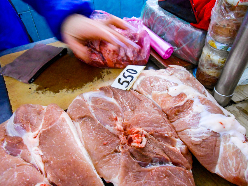 Почему из-за далекой войны в Персидском заливе для нас подорожают мясо, сахар и шампунь?