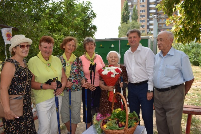 Станислав Зинченко прибыл с букетом поздравить со 100-летним юбилеем камышанку-долгожительницу Александру Емелину