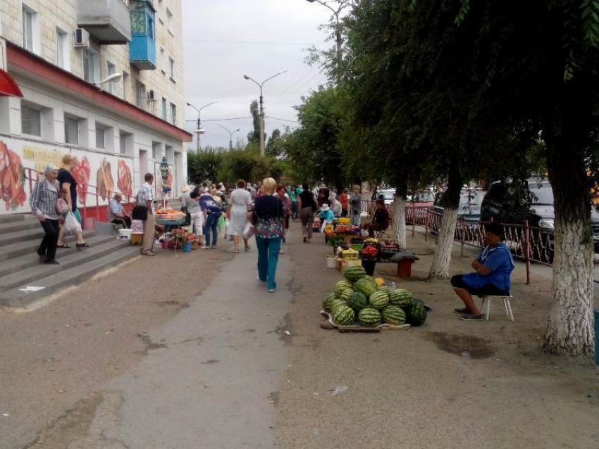 В Камышине улицу Ленина превратили в «базар-вокзал» 