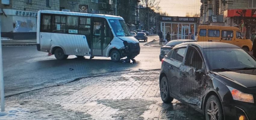 Как муниципальный автобус в центре Камышина въехал в иномарку?