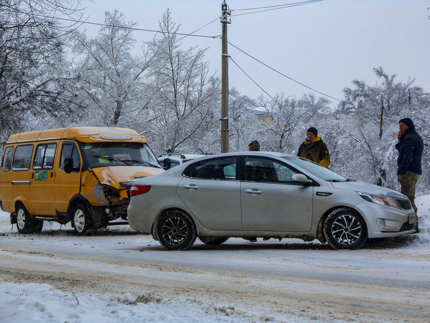 В Камышине в ДТП попала маршрутка на улице Текстильной