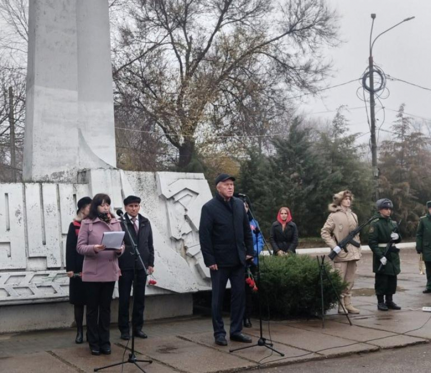 Спикер Камышинской городской думы Владимир Пономарев, а также вице-спикер Иван Иванов выступили у памятника комсомольцам-добровольцам