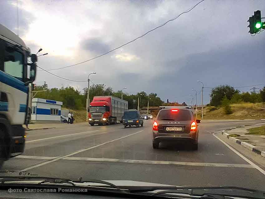Мимо Камышина идет такой поток автомобилей на юг, что полицейским приходится регулировать проезд «вручную"
