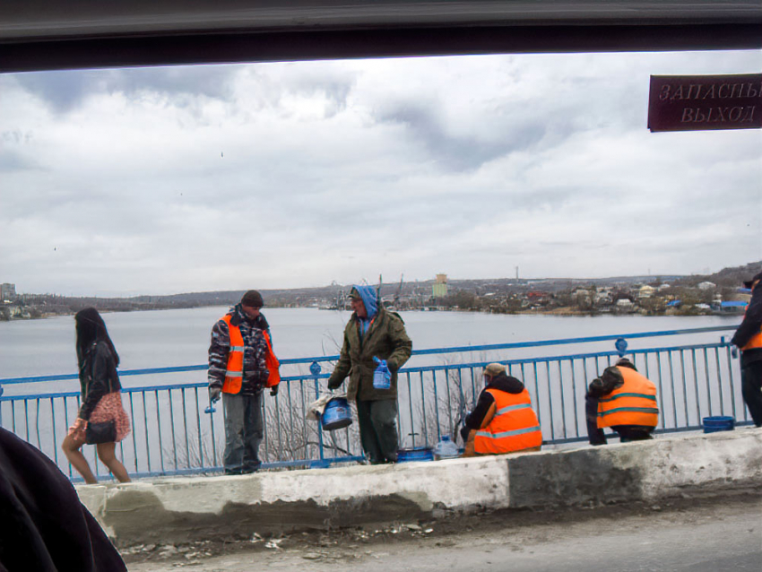 В Камышине рабочие бригады «Благоустройства» выдвинулись на покраску ограждения Бородинского моста
