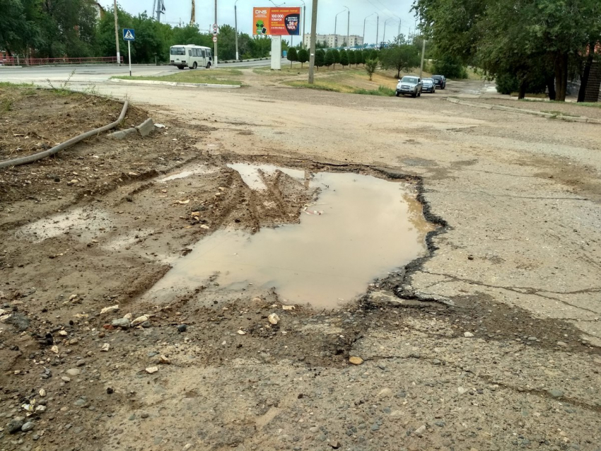 В Камышине асфальтовые латки уплывают с улиц вместе с дождевыми потоками 