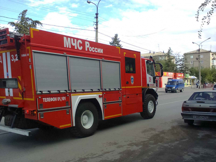 В Камышине пожарным пришлось тушить квартиру на улице Титова