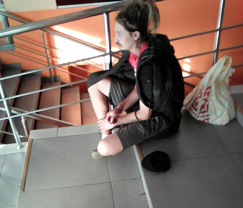 Камышане обсуждают в соцсетях молодого нищего, сидящего на ступеньках торгового центра