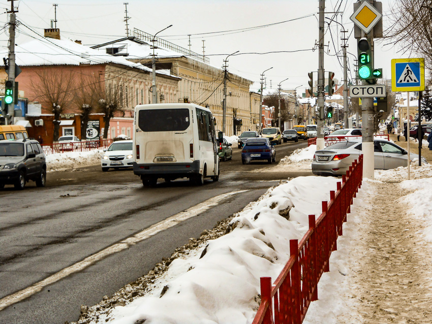 В Камышине суд вынес решение по владельцу авто, путешествующему с «затемненным» номером по улице Пролетарской