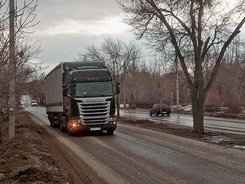 Пока глава Камышина рассматривает провалы на весенних дорогах, фуры каждый день разбивают последние сносные участки, - камышанка