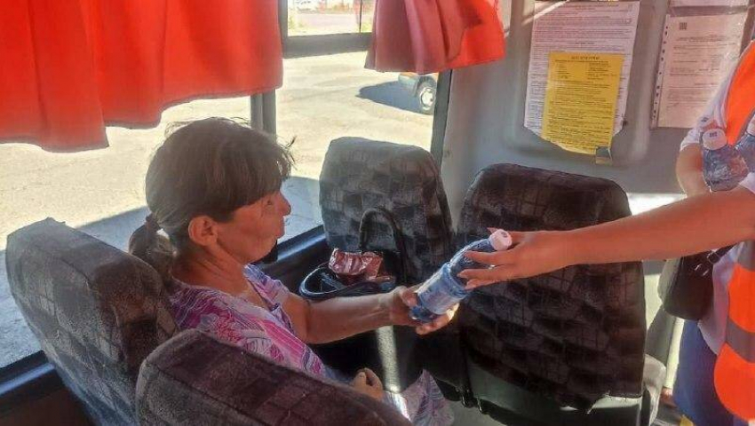 В Камышине в муниципальных автобусах хоть нет кондиционеров, но стали раздавать воду пассажирам в жару